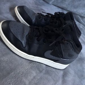 Nike air jordan mid 1